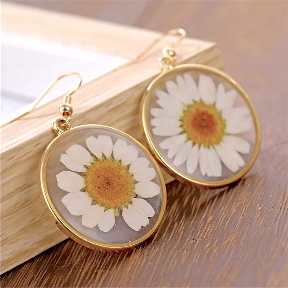 "Daisy Sundays” Real Flower Gold Circle Pendant Bohemian Hippie Plant Earrings - Picture 3 of 7
